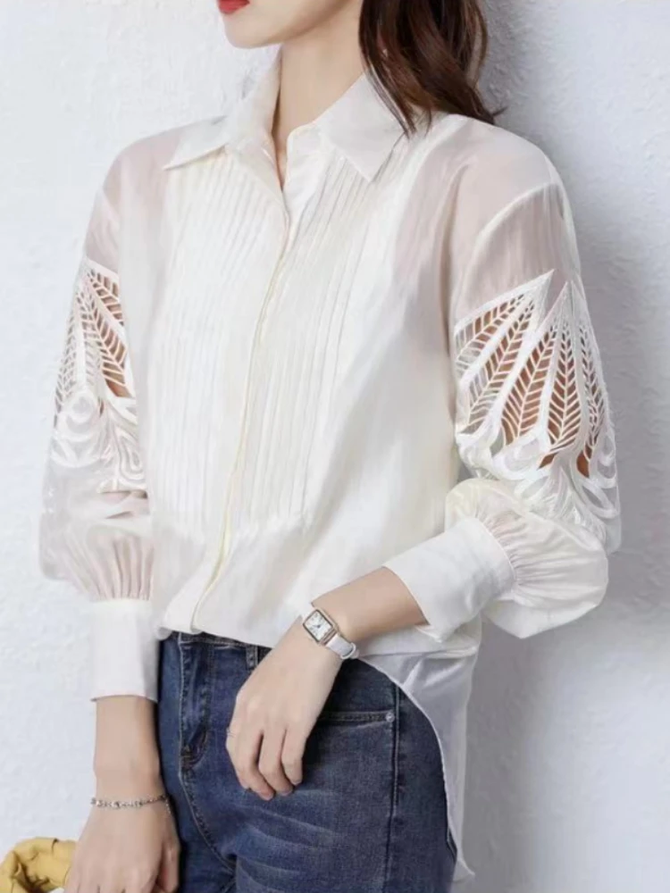 Camisa de manga larga con cuello vuelto para mujer, blusa elegante con flores ahuecadas y pliegues para oficina, novedad de primavera