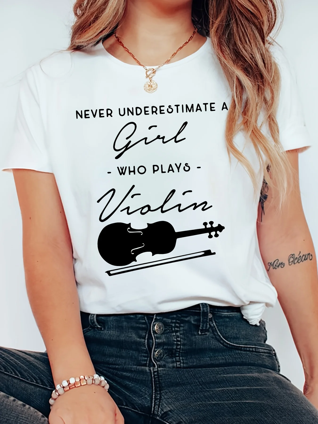 تي شيرت كمان مطبوع كلاسيكي برقبة دائرية وأكمام قصيرة فائقة النعومة تي شيرت مستوحى من الرياضة للنساء مثالي للمناسبات غير الرسمية