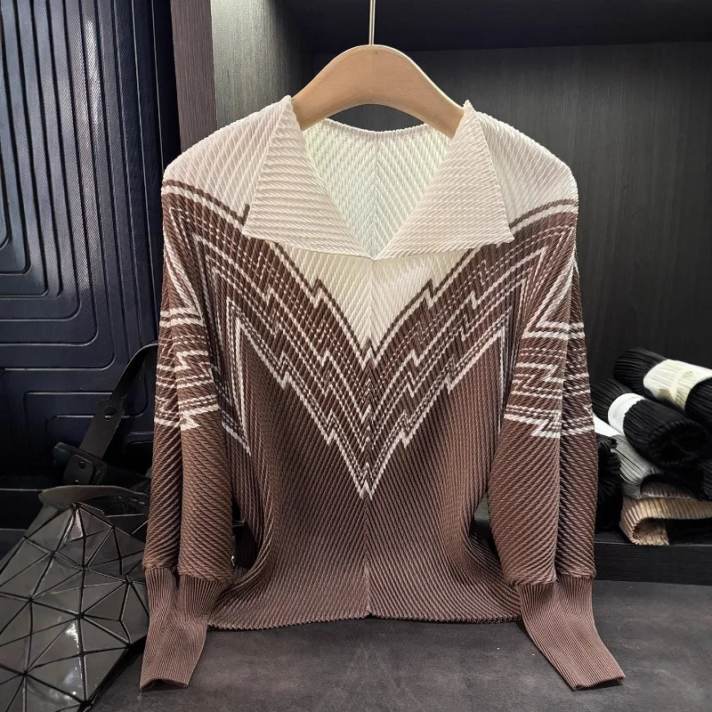 

Новая женская футболка Miyake 2026 с длинным рукавом, модная, с V-образным вырезом, принтом в стиле колор-блок, плиссированная, свободная, эластичная, базовая