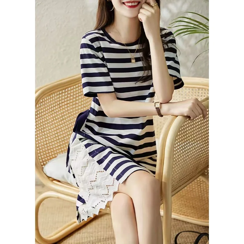 Modieuze gestreepte kanten dames losse trui-jurk met korte mouwen en contrasterende kleur met ronde hals