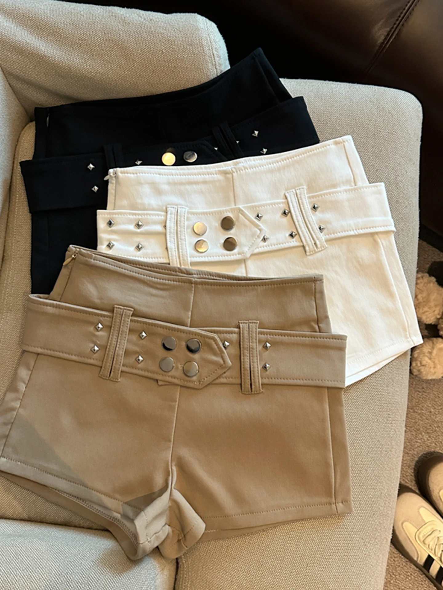 

Рекомендованные Эмили Клуд: Широкие шорты с заклепками в стиле Spicy Girl, с высокой талией, повседневные, А-силуэт, для женщин, весна-лето