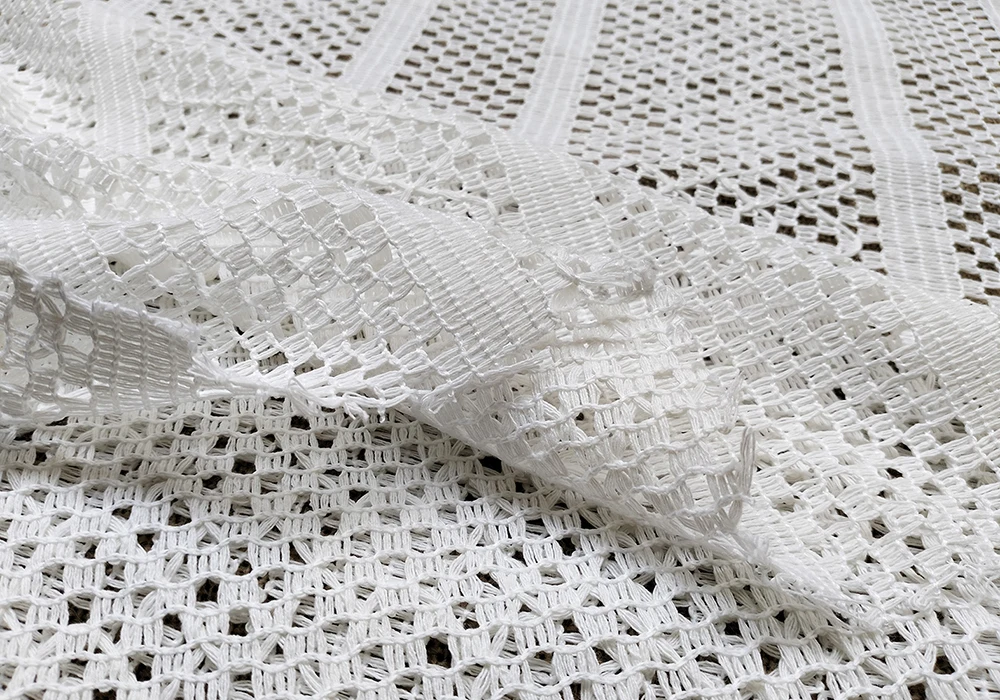 Weißer, durchbrochener Stricknetstoff - Atmungsaktives geometrisches Netz für Sommerkleider, Brautkleidungen & DIY-Bastelarbeiten – Detail 3