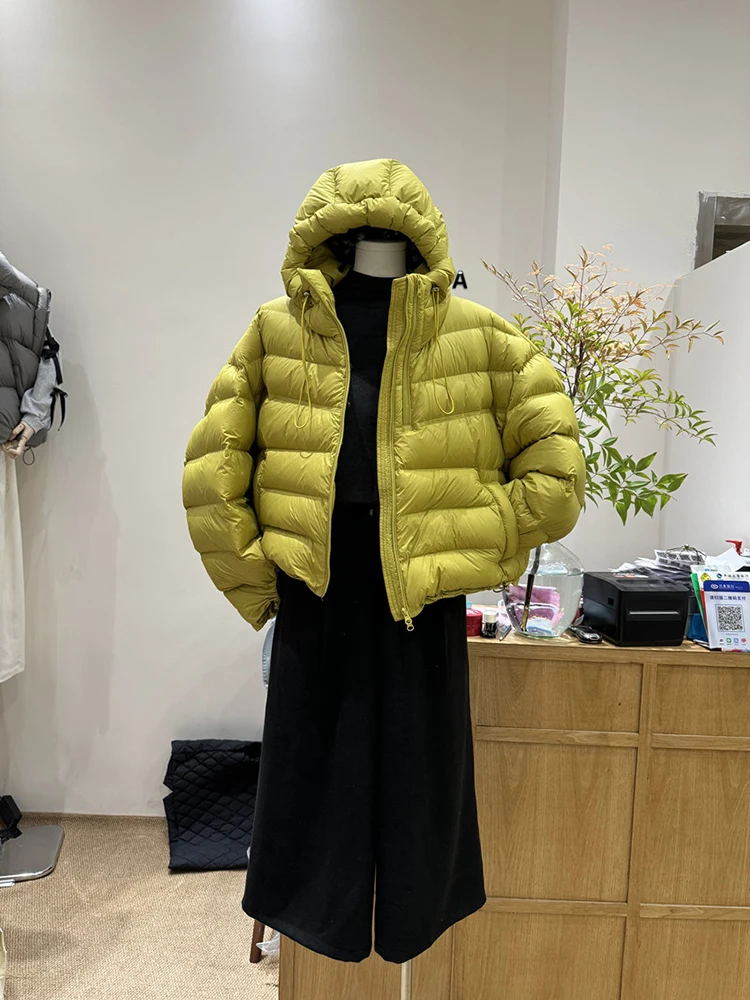 2025 inverno nuova versione coreana piumino da donna stile corto con cappuccio 90 piumino d'anatra bianco caldo cappotto leggero alla moda
