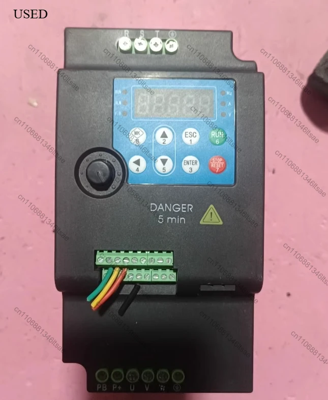 1PCS inverter 300F-T4-05R5-BA three-phase 380V input, output 0V-400V, frequency 0-600Hz accessories