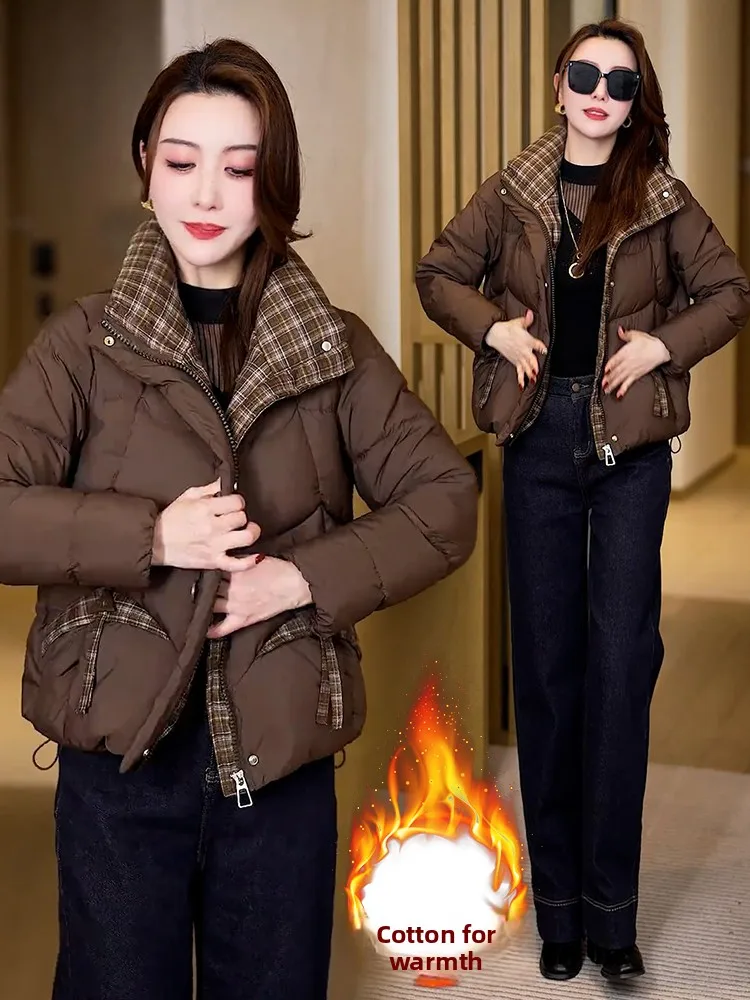 เสื้อแจ็คเก็ตผู้หญิงแบบพรีเมียม รุ่นใหม่ประจำฤดูหนาวปี 2025 บุซับในอย่างดี ดีไซน์แบบสลิม ทรงเข้ารูป ผ้าฝ้ายผสมขนเป็ด ตกแต่งด้วยผ้าปะติดปะต่อ