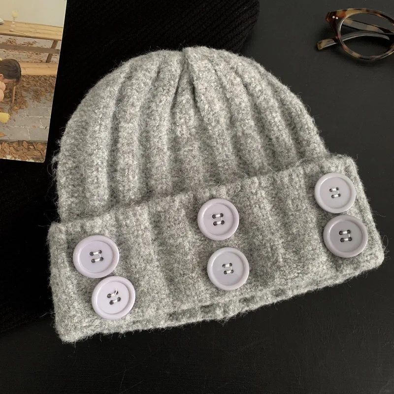 Koreanisches Knopfdesign, Strickmütze für Damen, ideal für Herbst und Winter, hält die Ohren warm, süß und vielseitig, als Mütze oder als Kopfbedeckung. – Detail 4