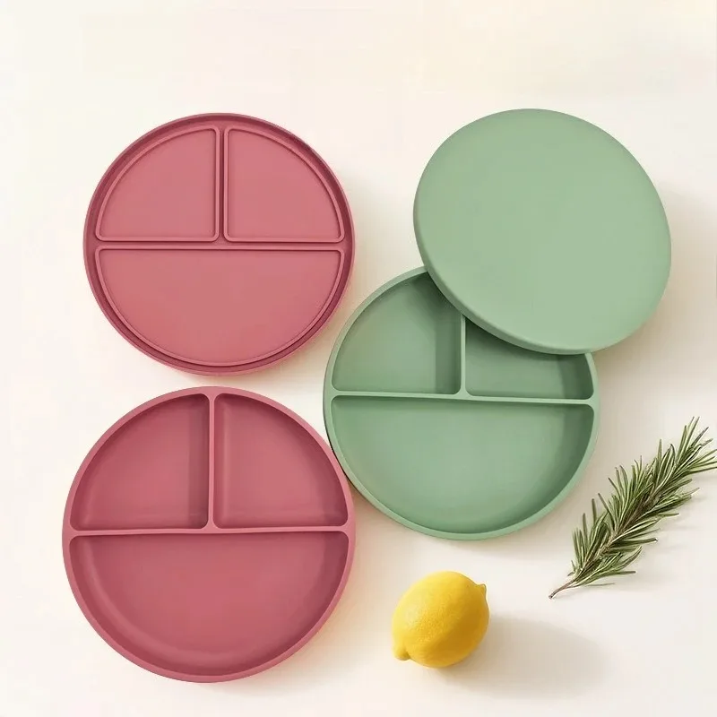 

Набор детской посуды из пищевого силикона: тарелка с крышкой, миска для кормления, безопасные и легко моющиеся принадлежности для мам, набор для еды с присоской