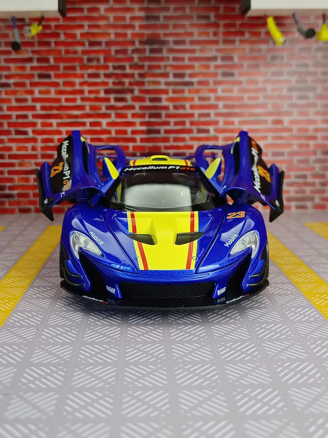 McLaren-Diecast Model Car Masculino, P1, Supercar GTR, Liga de Metal, Som e Leve, Veículo Azul, Presente para Amigos, Presente, 1:22