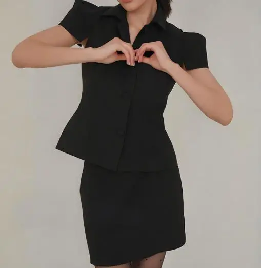 طقم مكون من قطعتين ملابس نسائية لربيع وصيف 2025 جديد بلون سادة وياقة مقلوبة وأكمام قصيرة قميص علوي وتنورة عالية الخصر