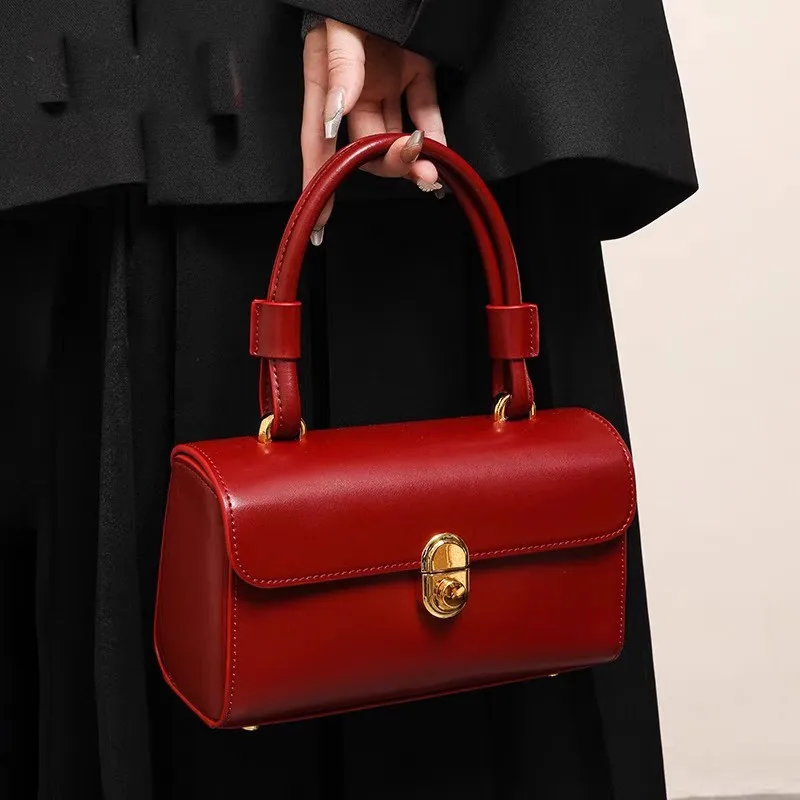 2026 New Fashion Women's Handbag Vintage Versatile Crossbody Bags for Women Luxury Designer Red Small Square Bags