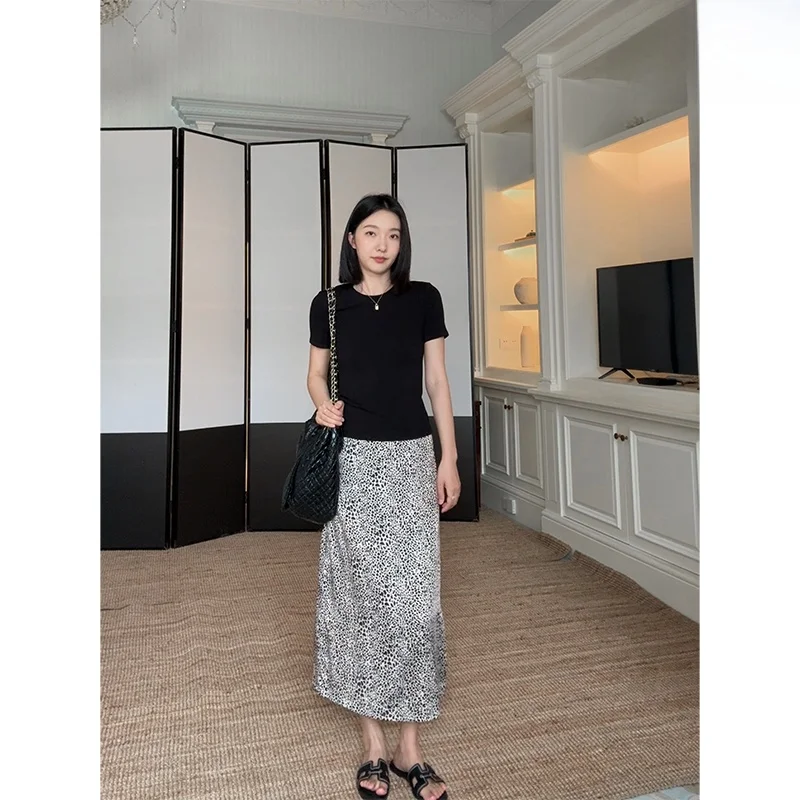 

Женский летний комплект Co99: юбка А-силуэта с ретро-леопардовым принтом и футболка. Простой и стройнящий дизайн.