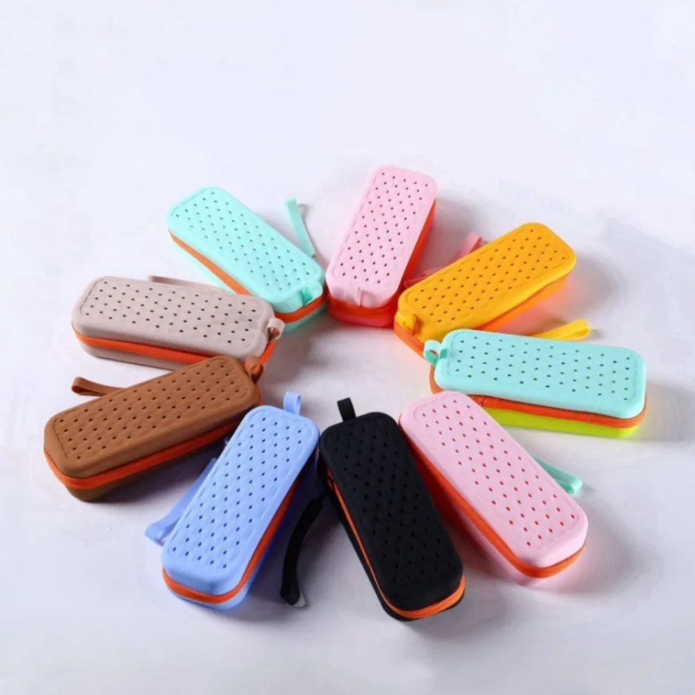 

Portable Silicone Swim Goggle Case Soft Breathable Zipper Eyeglasses Case with Carabiners Waterproof