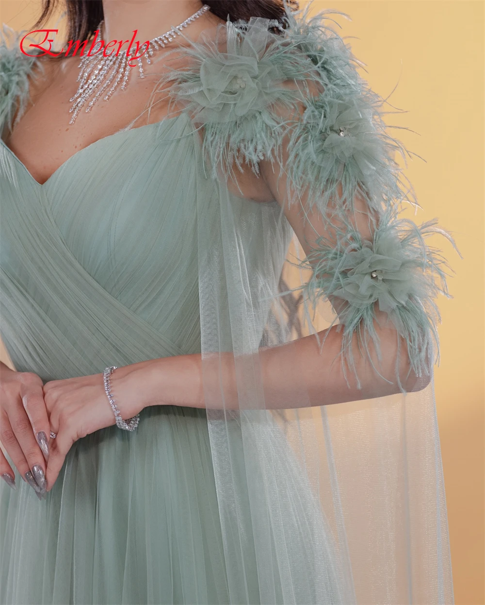 Vestido de noche elegante personalizado con cuello en V y exquisitos vestidos para ocasiones especiales de organza y vestidos de fiesta con plumas de temperamento