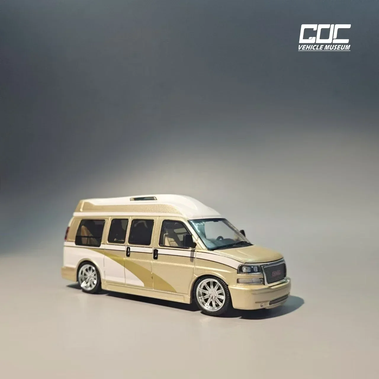 GOC 1:64 GMC SAVANA Champagnergold limitiertes 450-Modellauto