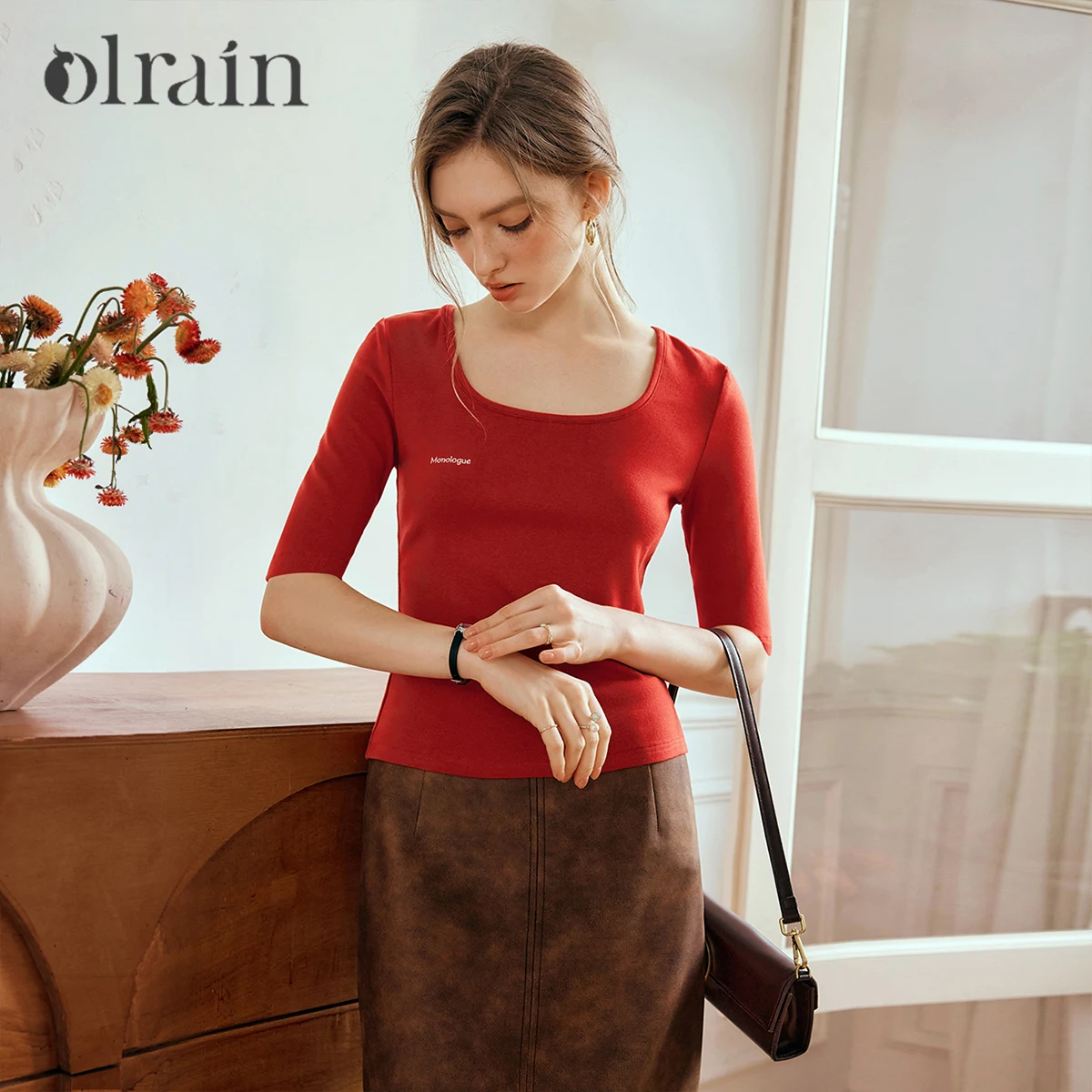 OLrain French Crew Neck T-shirt Women's Slim Red Knitted Top 2026 Autumn Half Sleeve Letter Embroidery Female Clothes M56QT93120