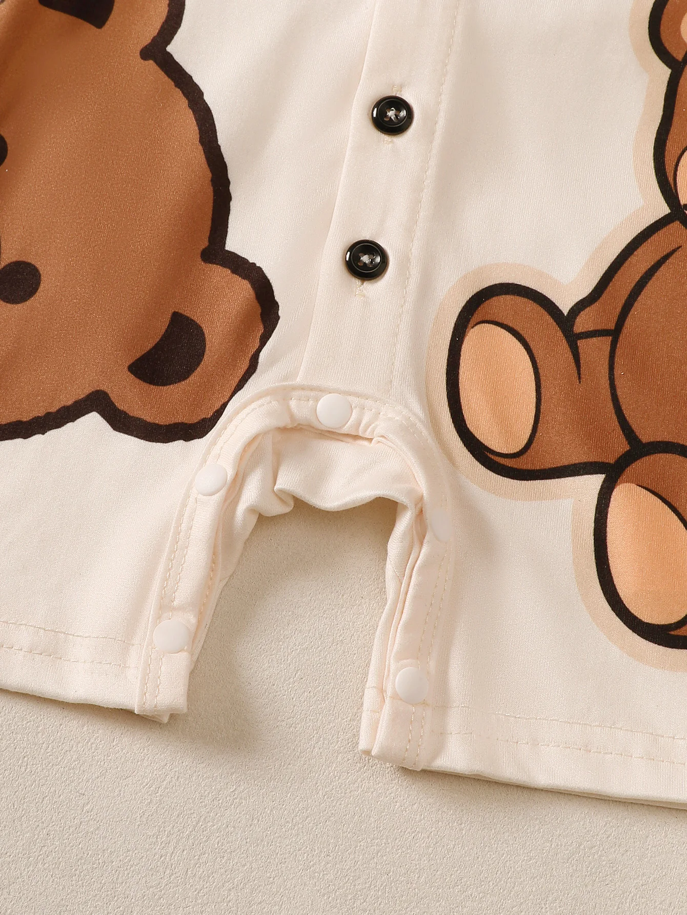 Sommerlicher Baby-Strampler für Jungen mit niedlichem Cartoon-Bärenmuster, kurzärmelig, weich und bequem, geeignet für tägliche Freizeitausflüge im Innenbereich. – Detail 6