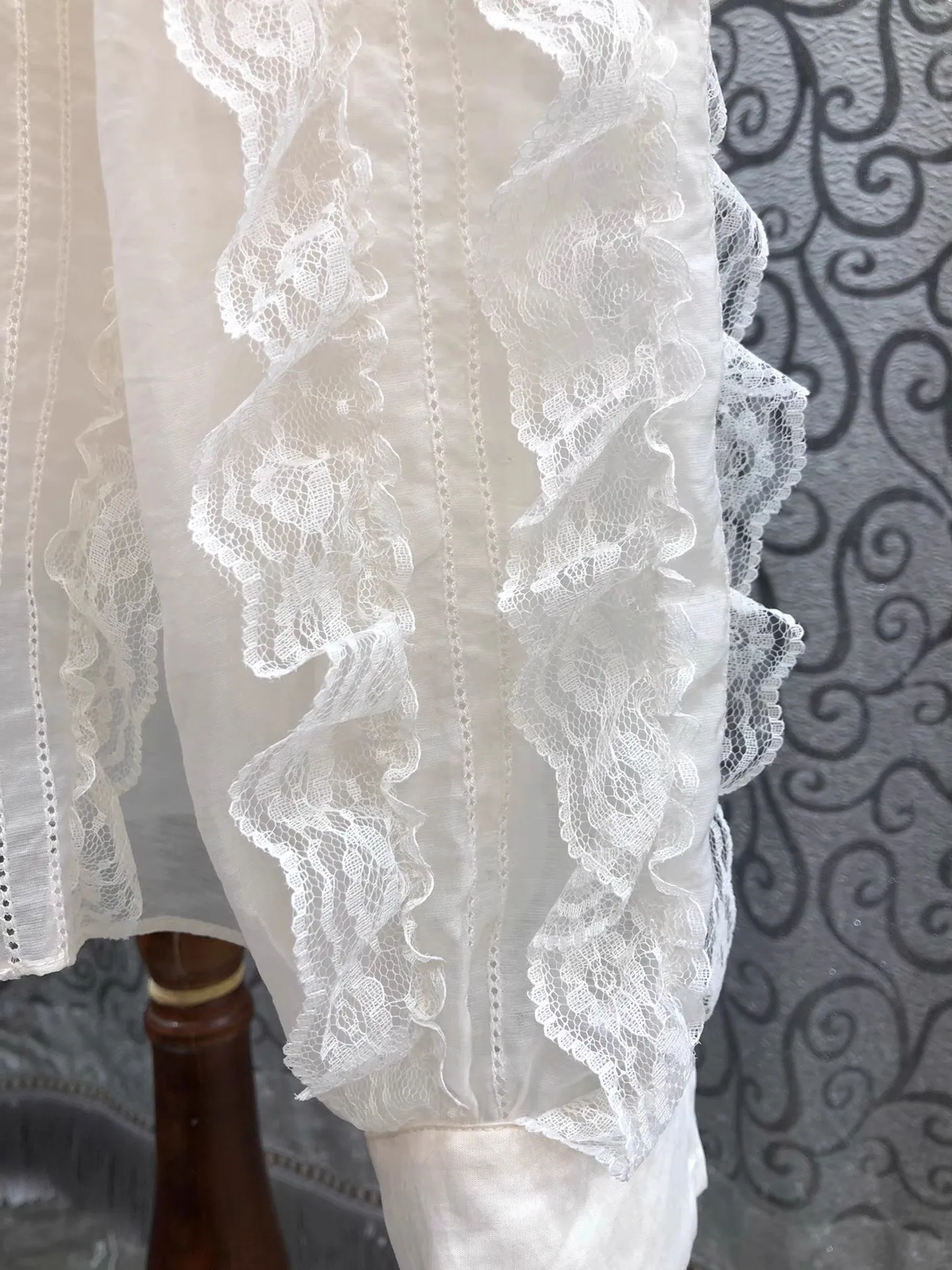 เสื้อเบลาส์คุณภาพสูง ดีไซน์ใหม่ ปี 2026 สไตล์ฤดูใบไม้ผลิ-ฤดูร้อน สำหรับผู้หญิง แต่งระบายลูกไม้ลายดอกไม้ ผ้าไหมผสมคอตตอน แขนยาว