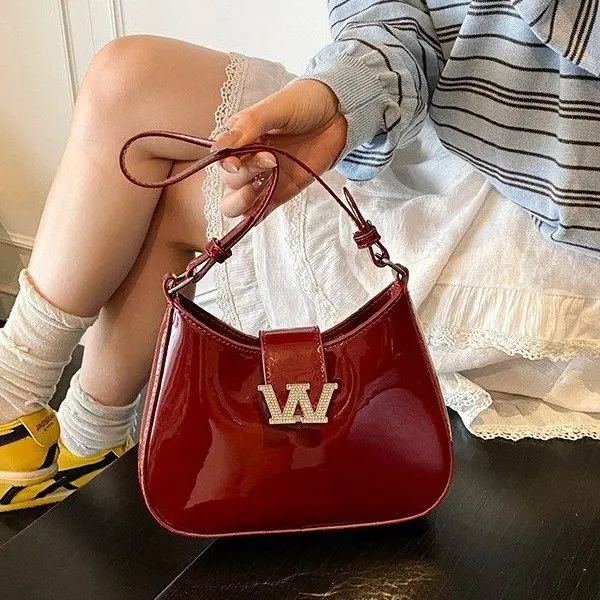 

Минималистичная вместительная сумка, стеганый дизайн с цепочкой-ремнем, просторный внутренний отдел, универсальная для ношения под мышкой и через плечо, новинка 2026 года