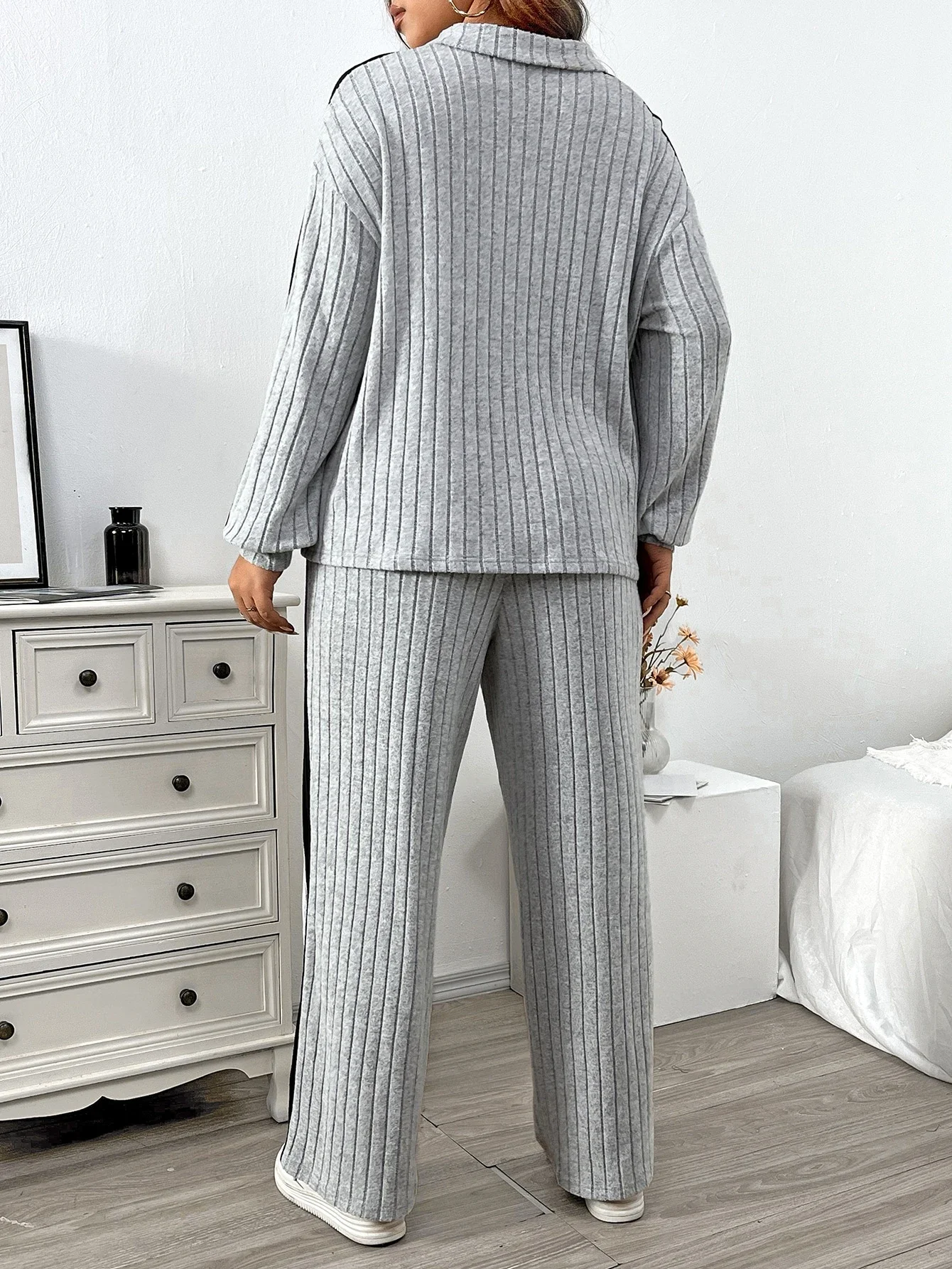 Damesset met kleurblokken en verlaagde schouder, halfopen borst, damesblouse en broek met wijde pijpen