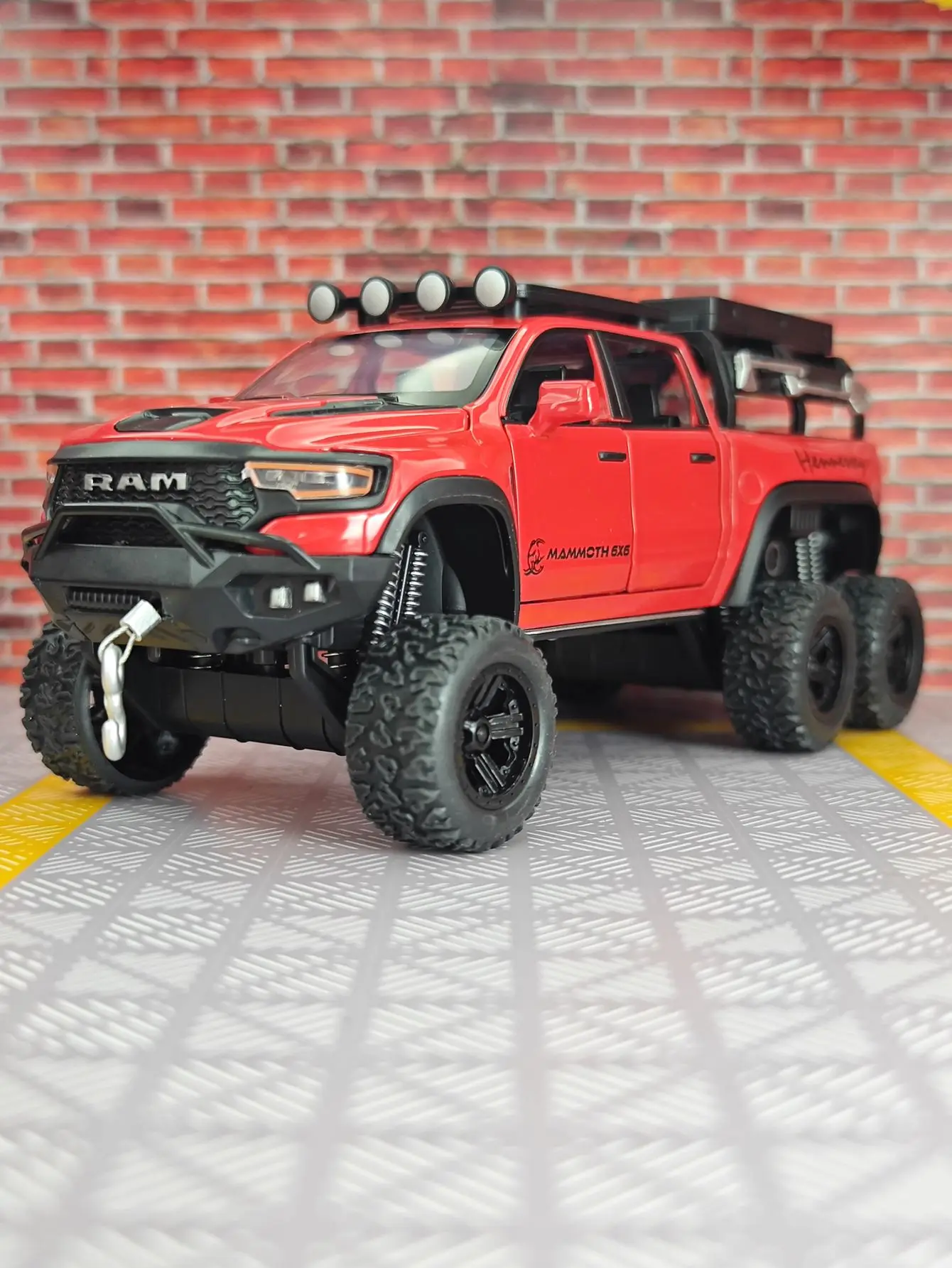 

Модель автомобиля Dodge Tyrannosaurus 6X6 из сплава металла в масштабе 1:32 с функциями звука и света, богатой детализацией, тонкой отделкой и высоким качеством.