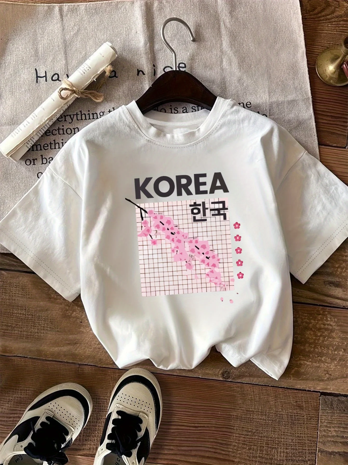 

Летняя женская повседневная футболка с коротким рукавом и круглым вырезом, корейский графический принт с текстом КОРЕЕ, удобная футболка с розовыми сердечками