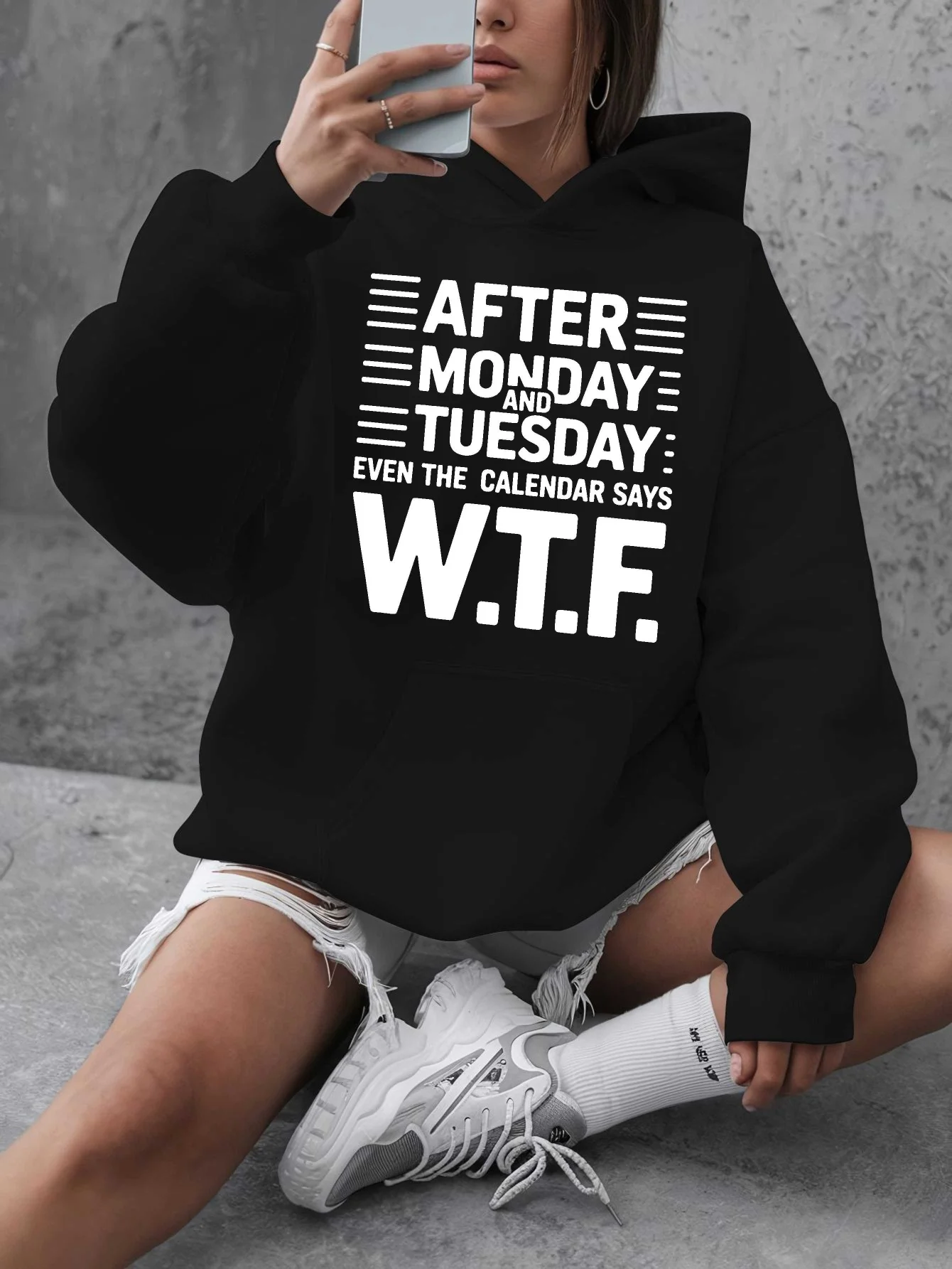 سويت شيرت فضفاض بقلنسوة بعد يوم - قميص بلوفر مطبوع عليه شعار "WTF Wednesday" المضحك "بعد الاثنين". #1