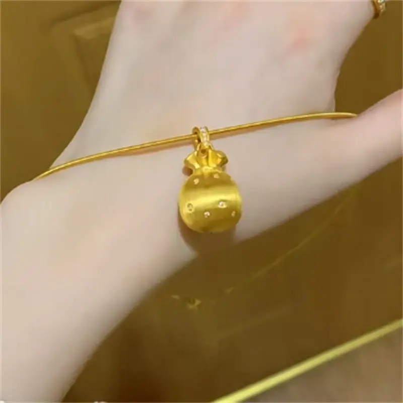 

The Ancient Gold-colored Small Blessing Bag Collar Necklace Has a Noble Design, High Quality and Exquisite Personality