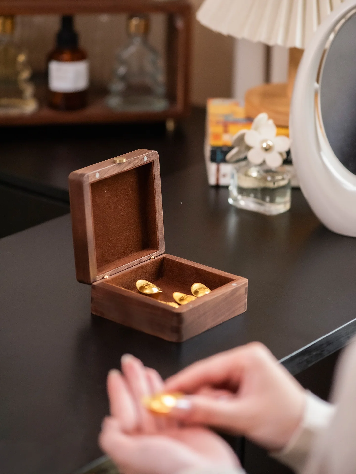 

Elegant Baby Jewelry Storage Box Portable High End Precious Metal Bar Holder Creative Hand-Painted Illustration Design