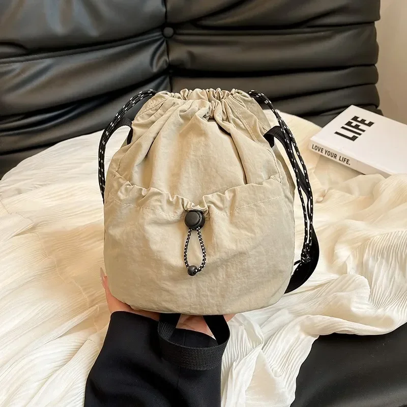 

Simple Drawstring Crossbody Bag 2024 New Casual Shoulder Bag Outdoor Phone Bag Drawstring Personalized Lightweight Bucket Paket