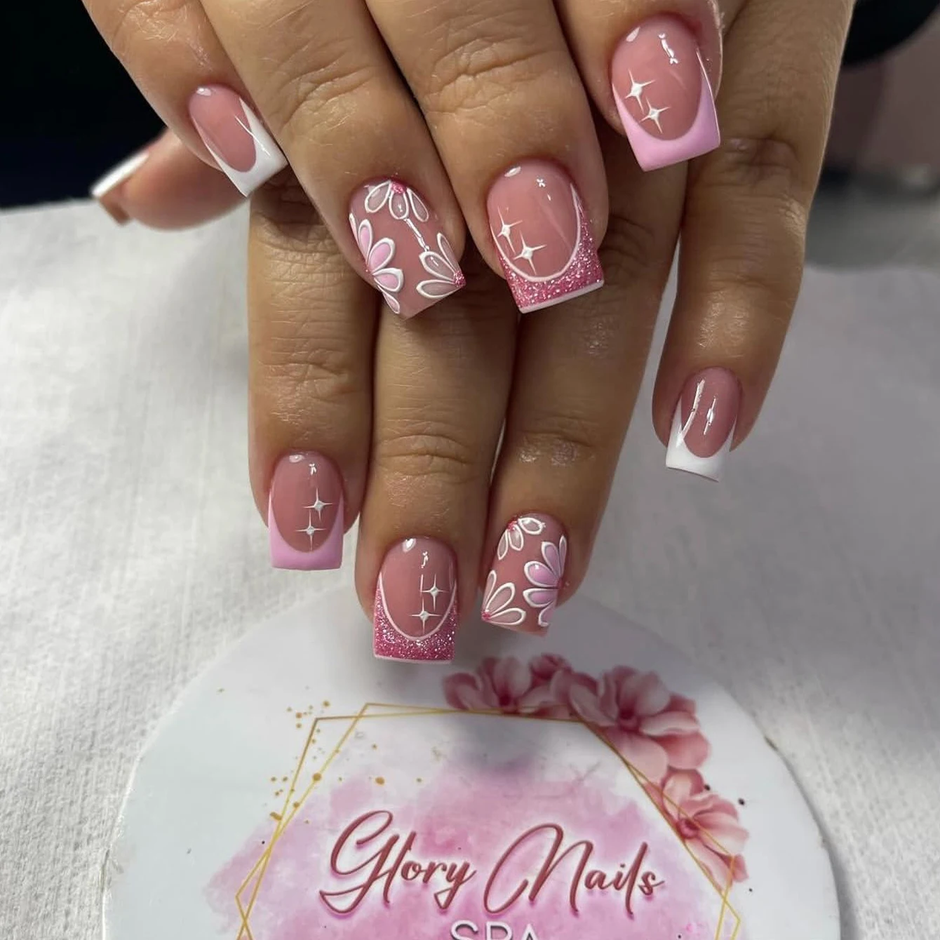 24 pezzi Migliora il tuo look con set di unghie finte progettate con fiori francesi rosa 1 lima per unghie e 1 kit di adesivi per colla per unghie