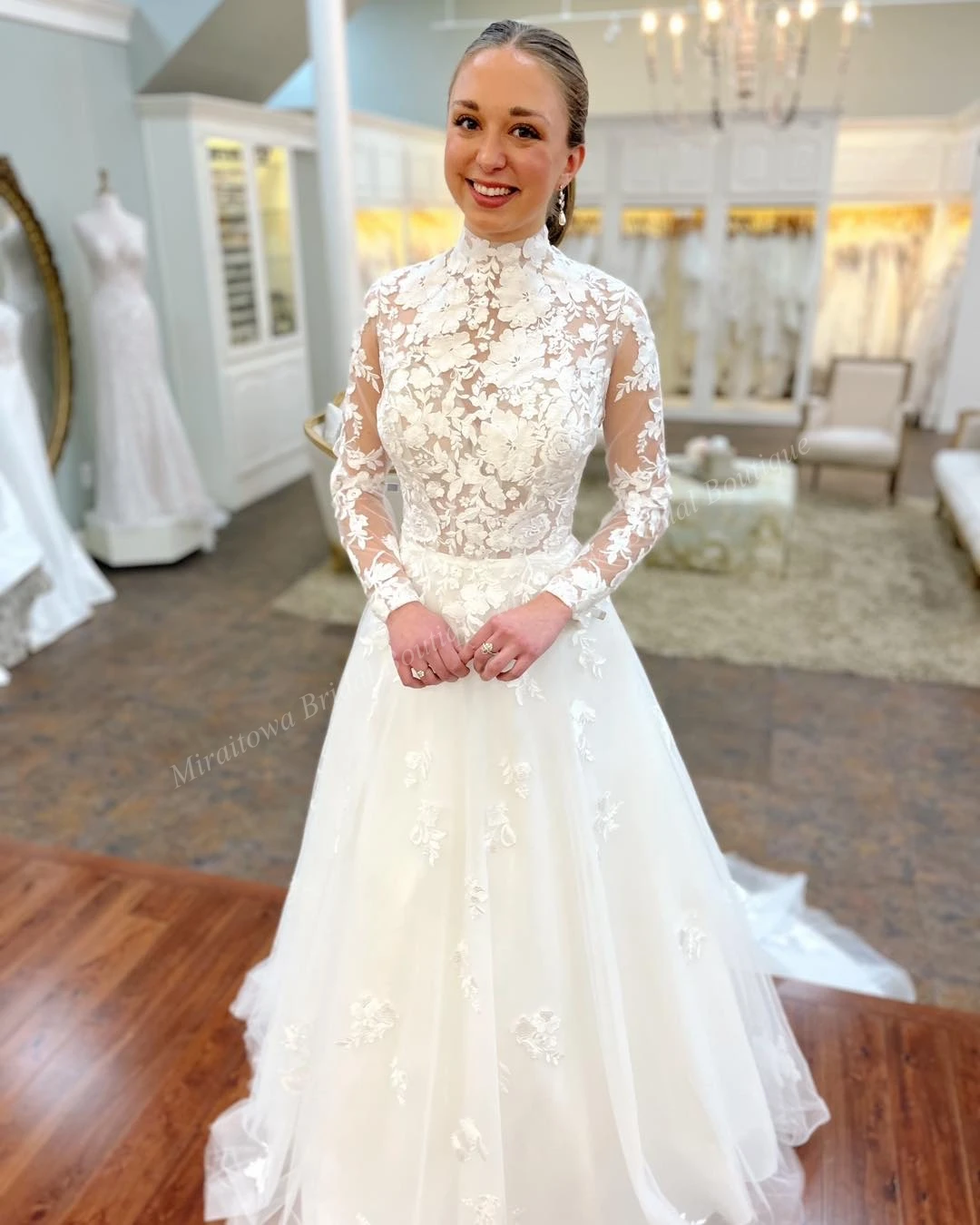 Jardim ao ar livre cerimônia de casamento vestido marfim blush sheer mangas compridas alta pescoço renda castelo maternidade vestido de noiva foto personalizado