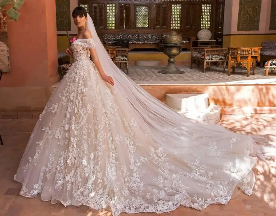 Belleza personalizada fuera del hombro S vestidos de novia de encaje tren capilla vestidos de novia de una línea de talla grande