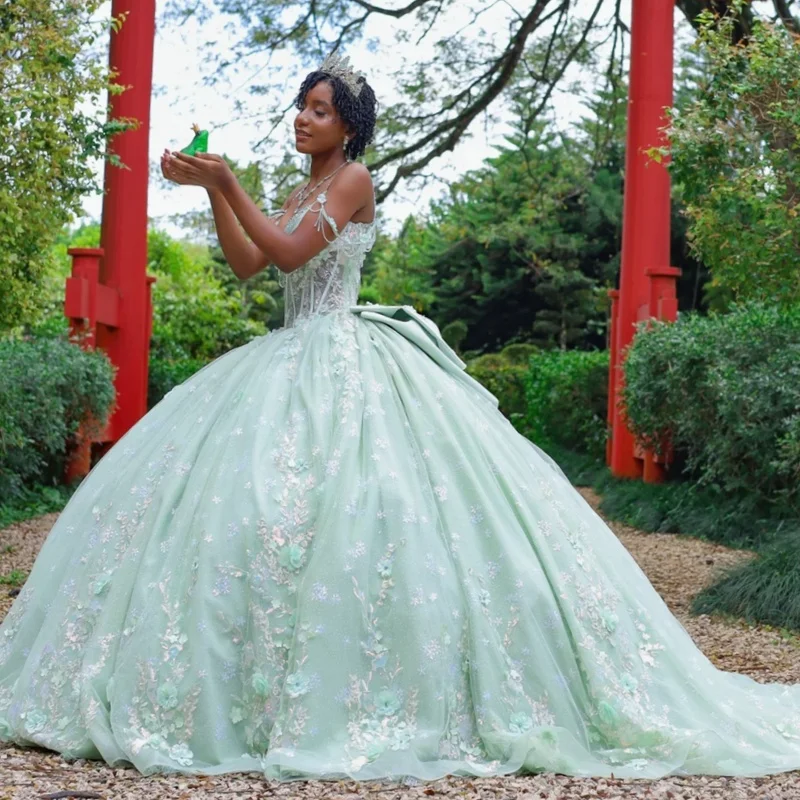 

Light Green Shiny Ball Gown Quinceanera Dresses Applique Flower Beading Crystal Bow Tull Corset Off Shoulder Sweet 16 Dress Vest