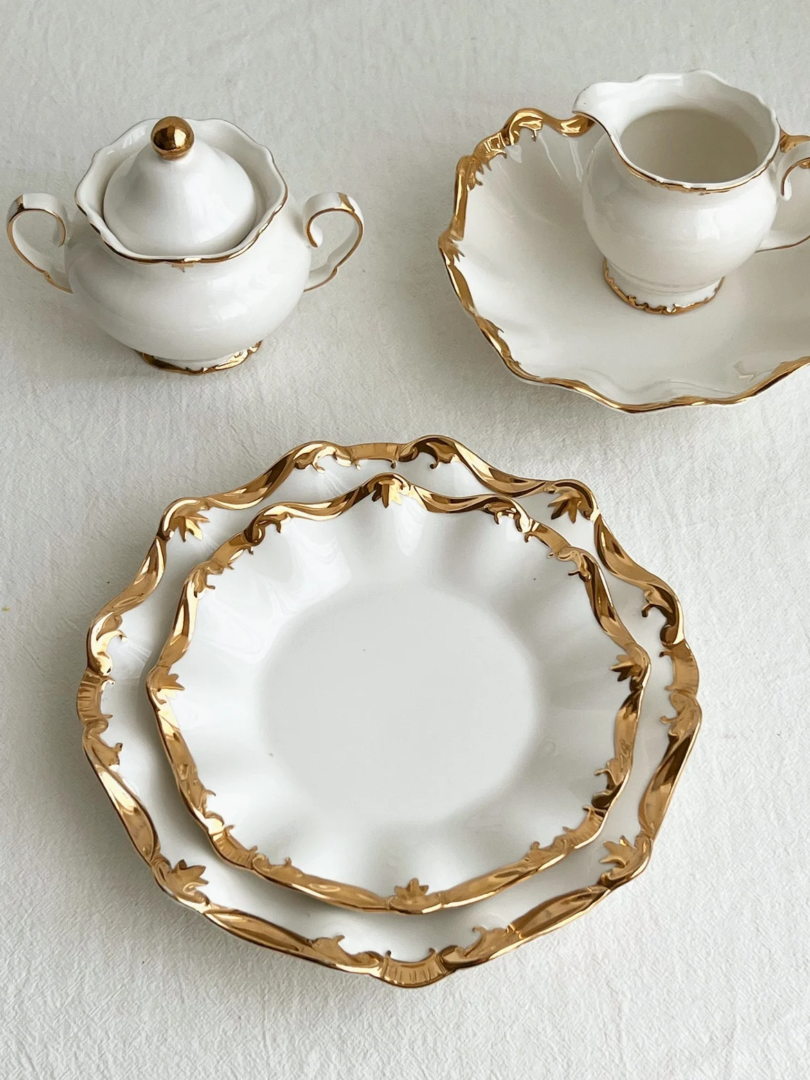 Low profile luxury drawing, gilt edged simple ceramic inventory center plate