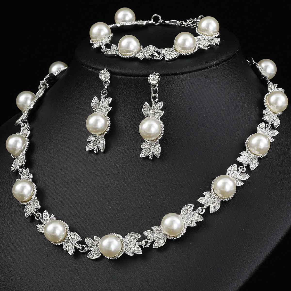 Affordable Luxury Niche European and American Retro Fashion Pearl Necklace Set Collarbone Necklace Bridal Accessories