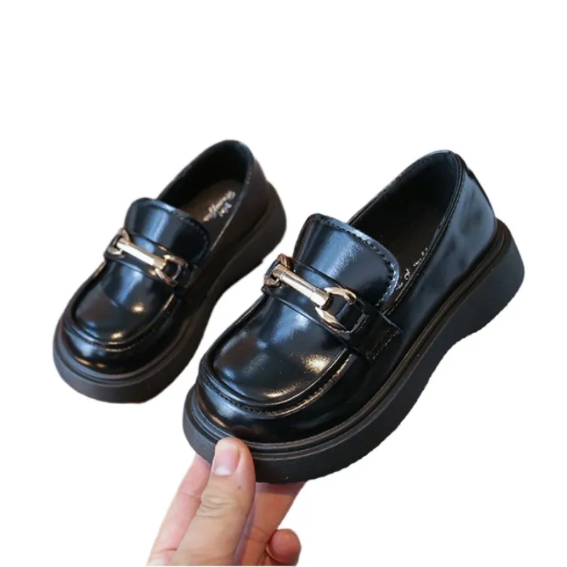 

Детская кожаная обувь, новые осенние лоферы для девочек, нескользящая повседневная обувь на мягкой подошве с металлической пряжкой в британском стиле, обувь для выступлений для девочек