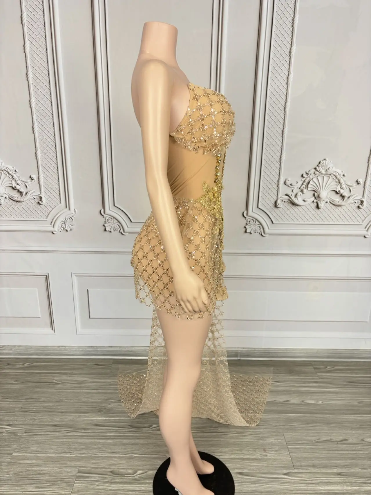 ชุดเดรสตาข่ายไร้สายแบบเบาสบาย ประดับเลื่อมและคริสตัล กระโปรงผ้าตาข่ายโปร่งแสงแต่งริบบิ้นแบบไม่สมมาตร เหมาะสำหรับคอนเสิร์ต เทศกาลดนตรี ยี่ห้อจินหลิน