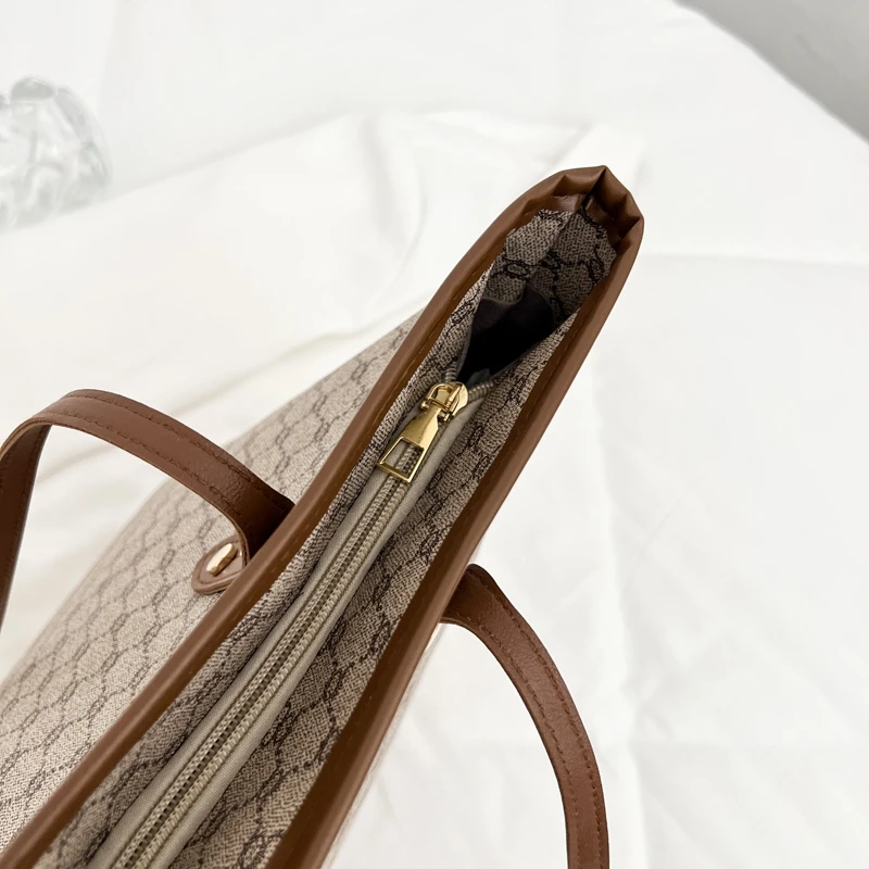 Luxuriöse Vintage Damen Schultertasche mit Monogramm-Print und Nieten, PU-Leder Handtasche mit Großer Kapazität und Reißverschluss für den Arbeitsweg – Detail 21