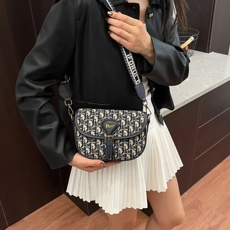 

Элегантная сумка через плечо для зрелых дам, атласная отделка, блестящая текстура, стильная для выпускного вечера и официальных церемоний