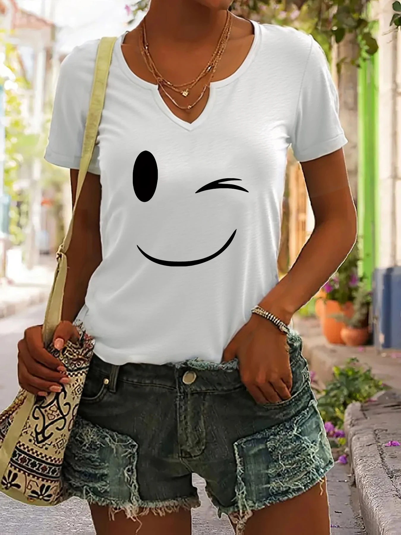 

Женская футболка с V-образным вырезом и принтом «Улыбка», минималистичная футболка с принтом эмодзи, повседневный модный топ с короткими рукавами