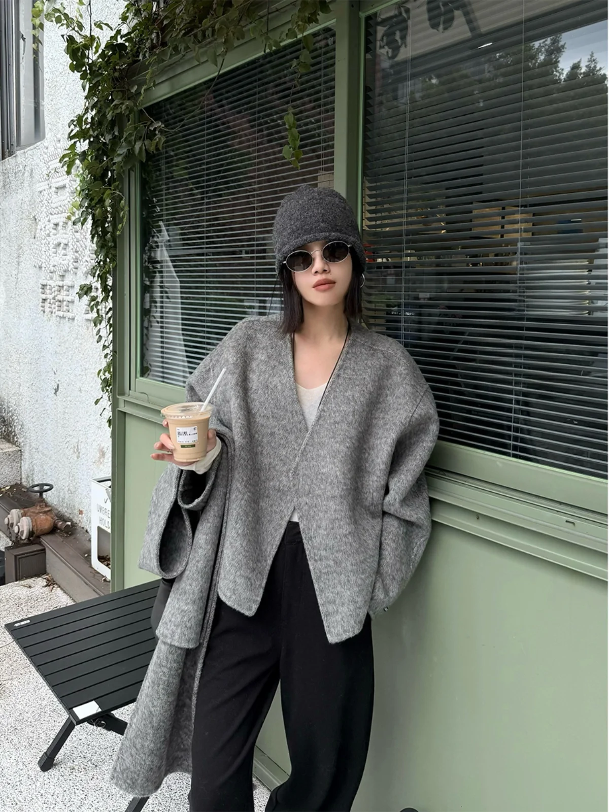 

Двустороннее шерстяное короткое пальто с V-образным вырезом, в городском стиле, зимняя модная женская куртка из верблюжьего бархата с шарфом