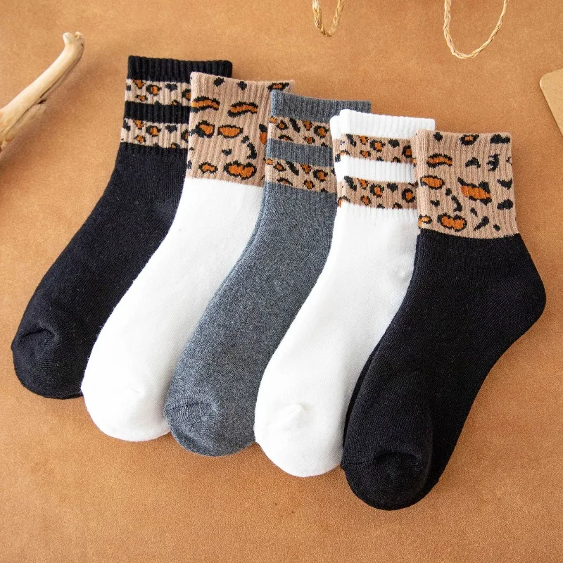 1/5 Paar neue Herbst Frühling gefleckte Leopardenmuster Damensocken Mode vielseitige Mid-Tube-Socken Freizeit bequeme kurze Socken