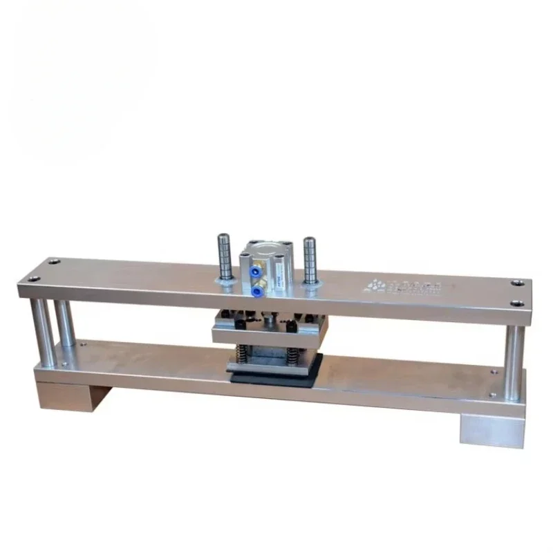 

Serrated handle hole punch for plastic bags