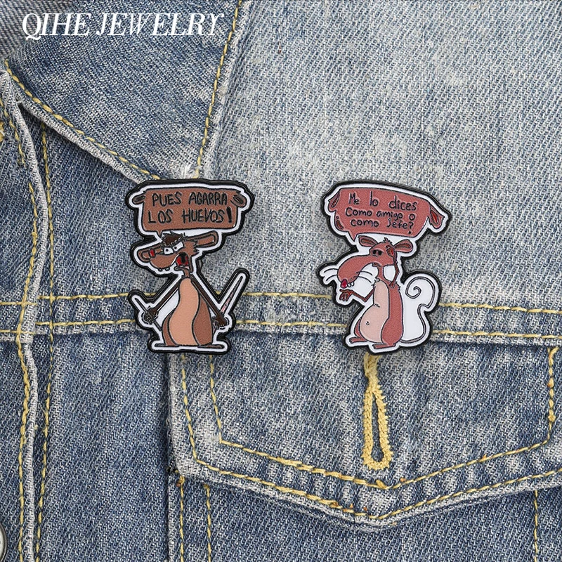 Pin de Esmalte Clásico de Animación Mexicana Tlacua Cuache, Broche con la Frase en Español 'Me Lo Dices Como Amigo O Como Jefe Pues Agarra Los Huevos'