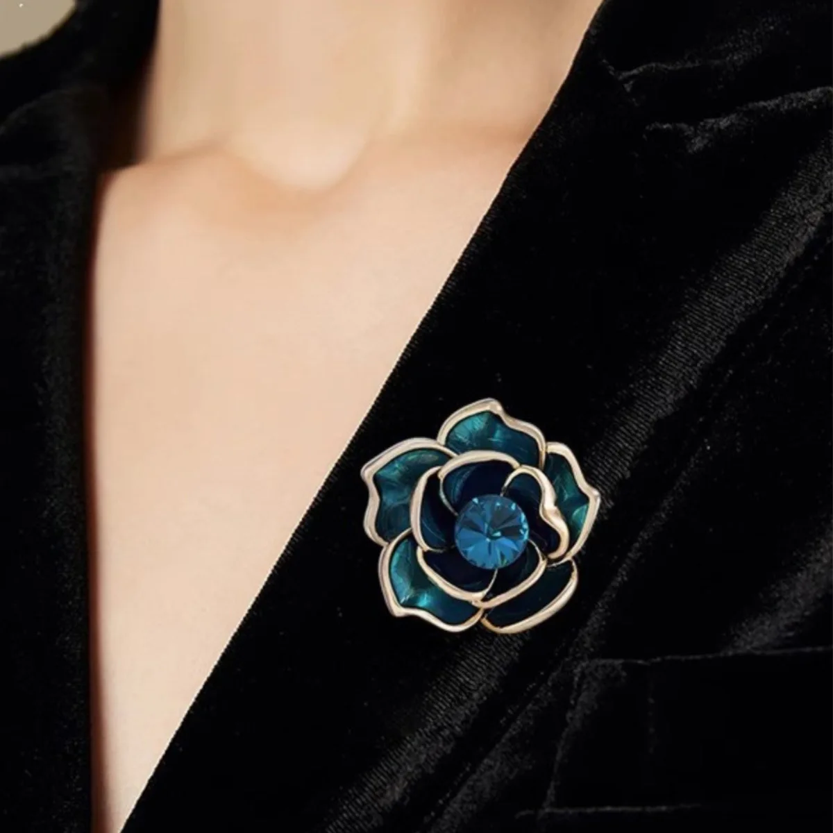 Peacock Blue Rhinestone Metal Camellia Women Fashion Dress Brooch Elegant Design Sense Rose Lapel Pin Jewelry Luxury Attachment