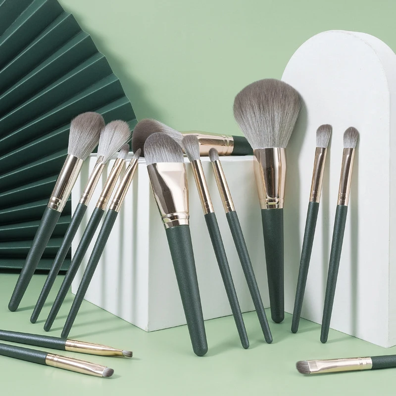 

Набор кистей для макияжа Green Cloud Makeup Brush14A: кисти для теней, кисти для контуринга, кисти для хайлайтера, кисти для рассыпчатой пудры.