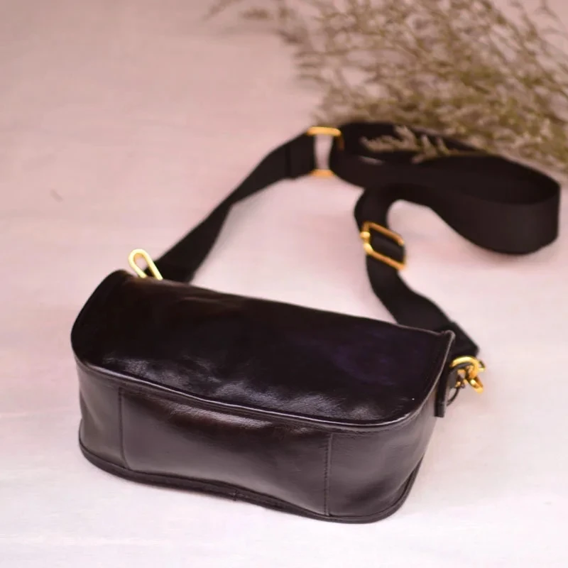 

AETOO Vegetable tanned cow leather retro saddle bag Wide shoulder strap leather all-in-one casual crossbody bag