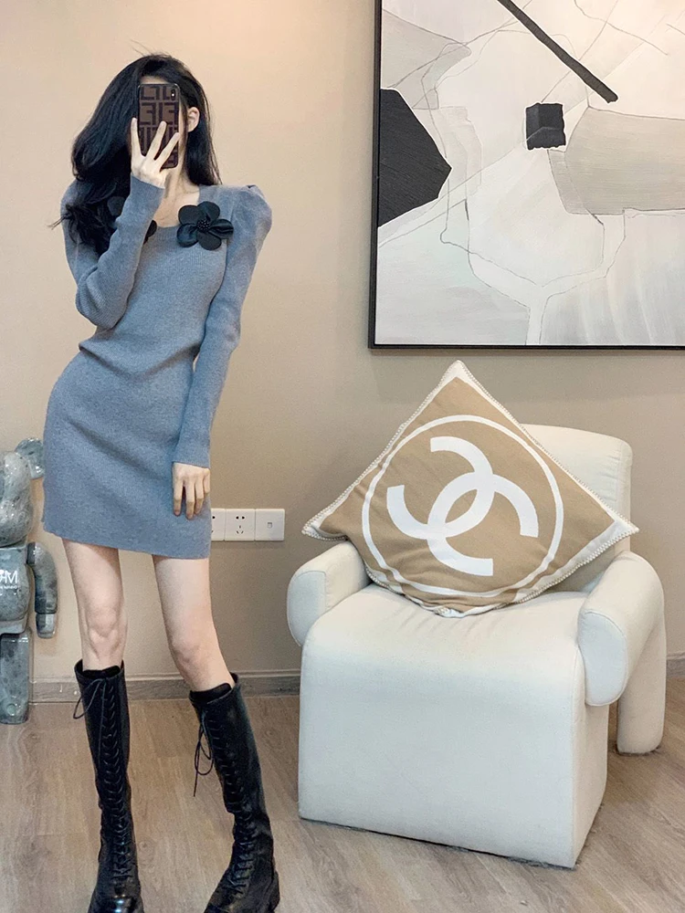 Jesienna nowa sukienka damska, podkreślająca talię, wyszczuplająca, z kwadratowym dekoltem, stylowa, dzianinowa, jednolita, zakrywająca pośladki, krótka spódnica.