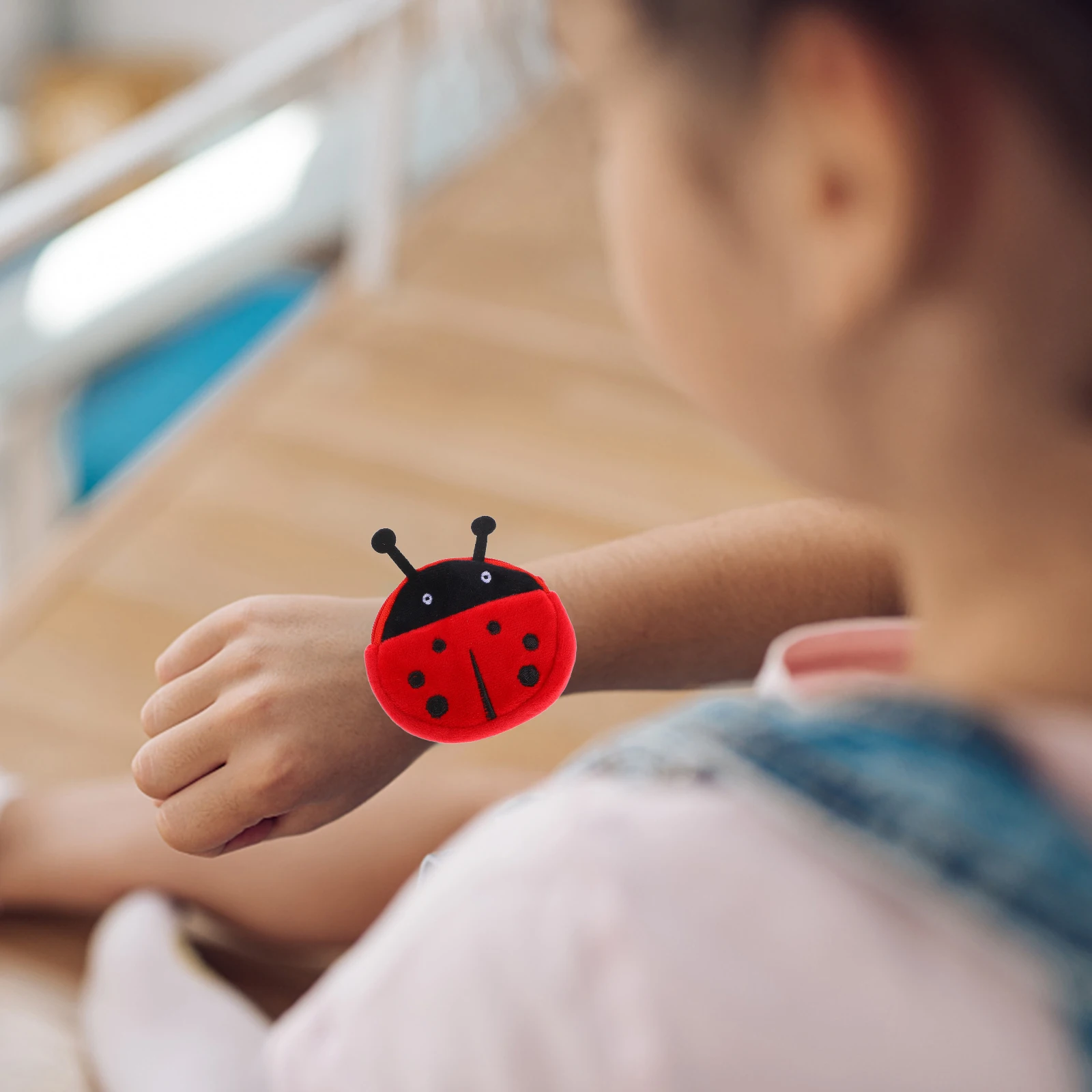 

1pc Ladybug Slap Bracelet Lightweight Cartoon Wristbands Kids Birthday Party Favors Toy Slap Braces Girls Boys Snap Bracelets