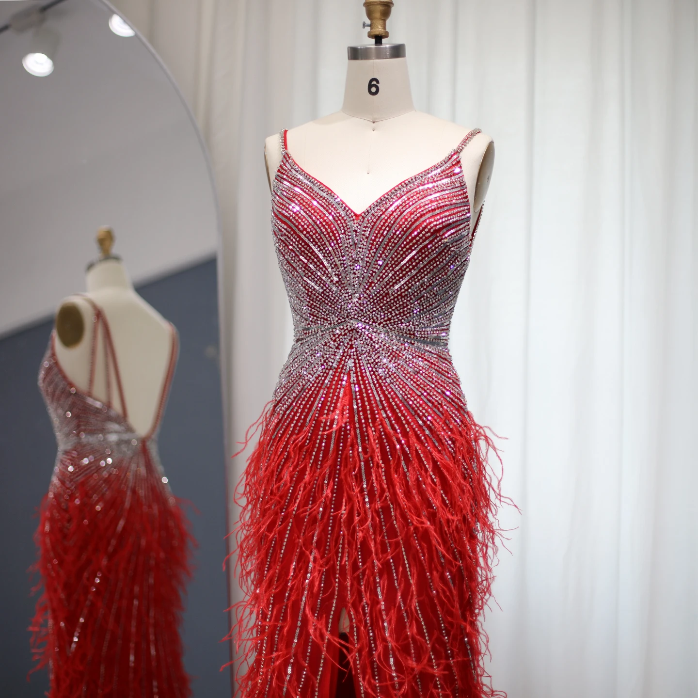 シャロンは高級ビーズブルーフェザーウエディングドレスセクシーなスパゲッティストラップ背中の開いたローズピンクのイブニングドレスアラビアSS004カスタマイズされました